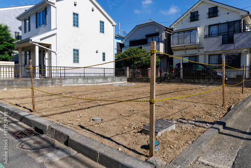 住宅街の空き家を取り壊し更地にした土地 photo