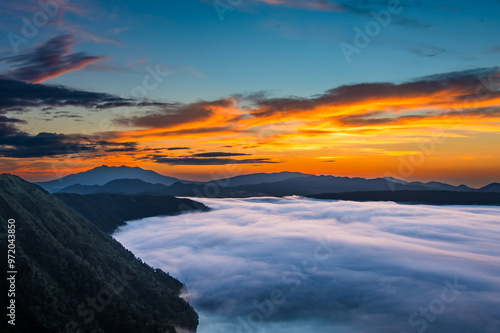 Wallpaper Mural 日本の北海道の阿寒摩周国立公園の摩周湖の雲海の朝の風景。雄大で神秘的な景色が観光客に人気の名所で、特に雲海の朝はなかなか見ることが出来ないので貴重。劇的な自然の明媚が広がる。 Torontodigital.ca