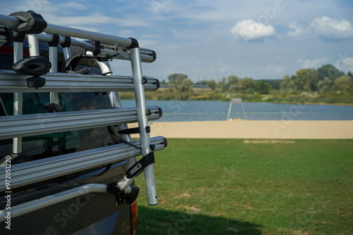 Obraz na płótnie samochód turystyczny zaparkowany nad plażą jeziora w letni słoneczny dzień w salonie