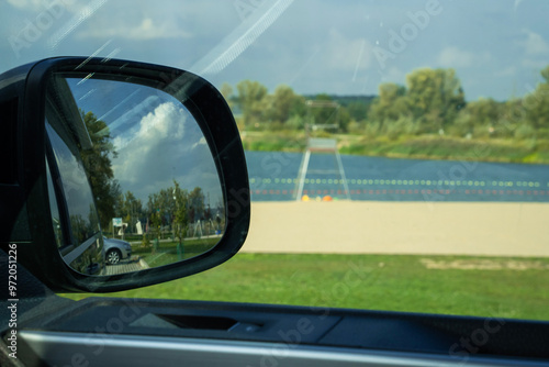 Obraz na płótnie samochód turystyczny zaparkowany nad plażą jeziora w letni słoneczny dzień w salonie