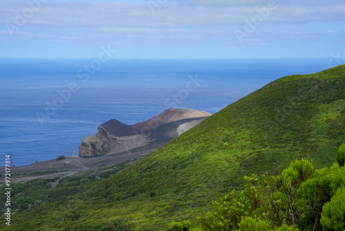 Blick auf den vulkanischen Hang an der Westküste von Faial