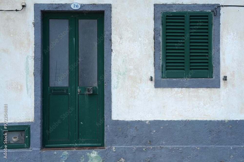 Fassade eines alten Hauses mit Fenster und Türe Fassade eines alten Hauses mit Fenster und Türe