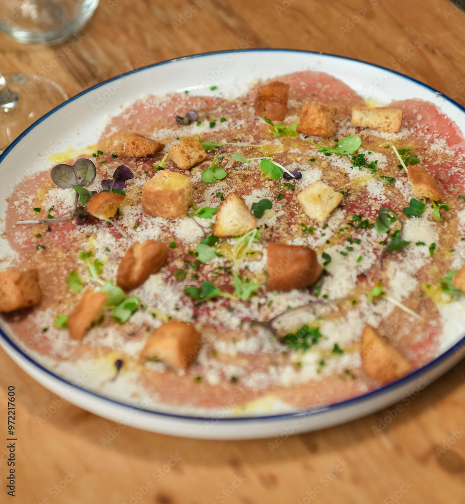 Plato de carpaccio de ternera con parmesano de calidad sublime Plato de carpaccio de ternera con parmesano de calidad sublime