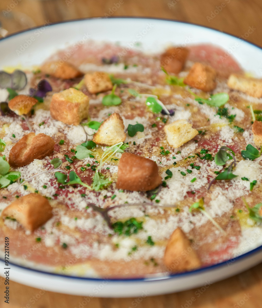 Plato de carpaccio de ternera con parmesano de calidad sublime Plato de carpaccio de ternera con parmesano de calidad sublime