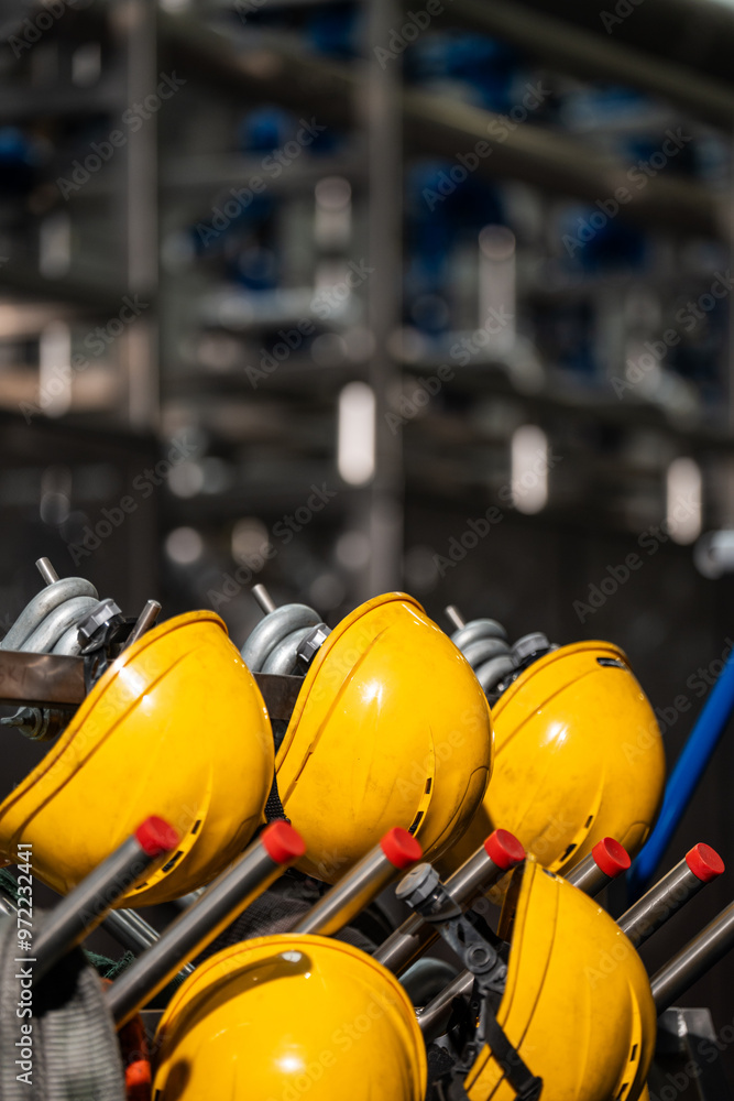 occupational safety rules - obligation to wear a helmet at an industrial plant