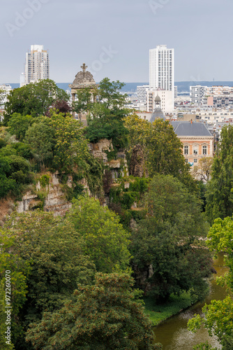 Vue du temple de la sibylle au Parc des Buttes Chaumont à Paris photo