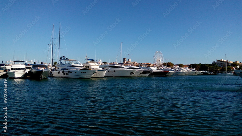 Obraz premium cruise ship docked in port. view of the yachts.
