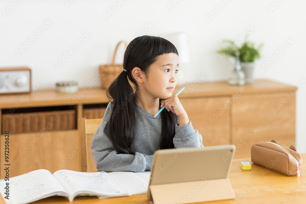 タブレットPCで学習する女の子