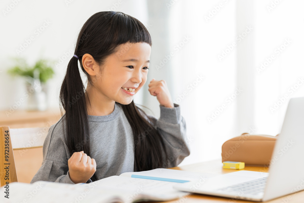 パソコンでオンライン学習をする女の子