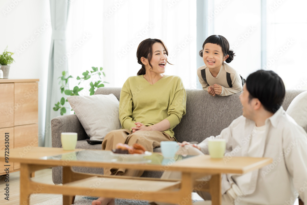 リビングで過ごす家族 リビングで過ごす家族