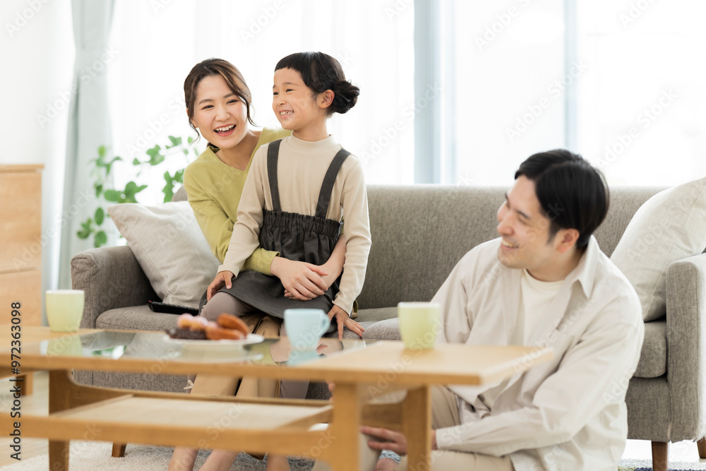 リビングで過ごす家族 リビングで過ごす家族