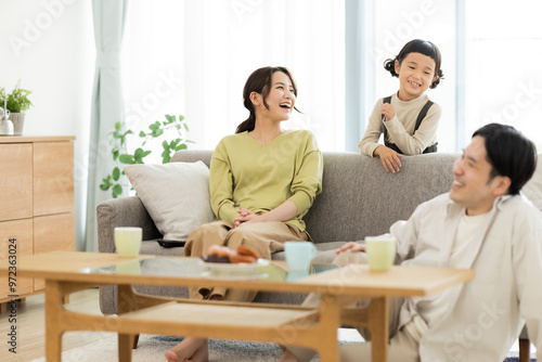 リビングで過ごす家族