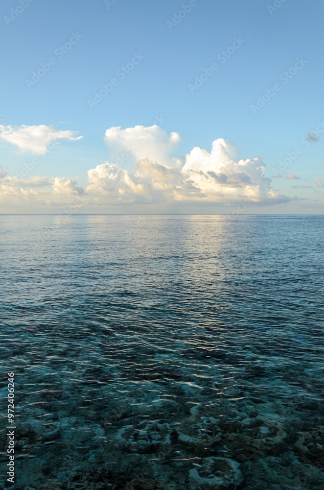 Obraz premium clouds over coral reef