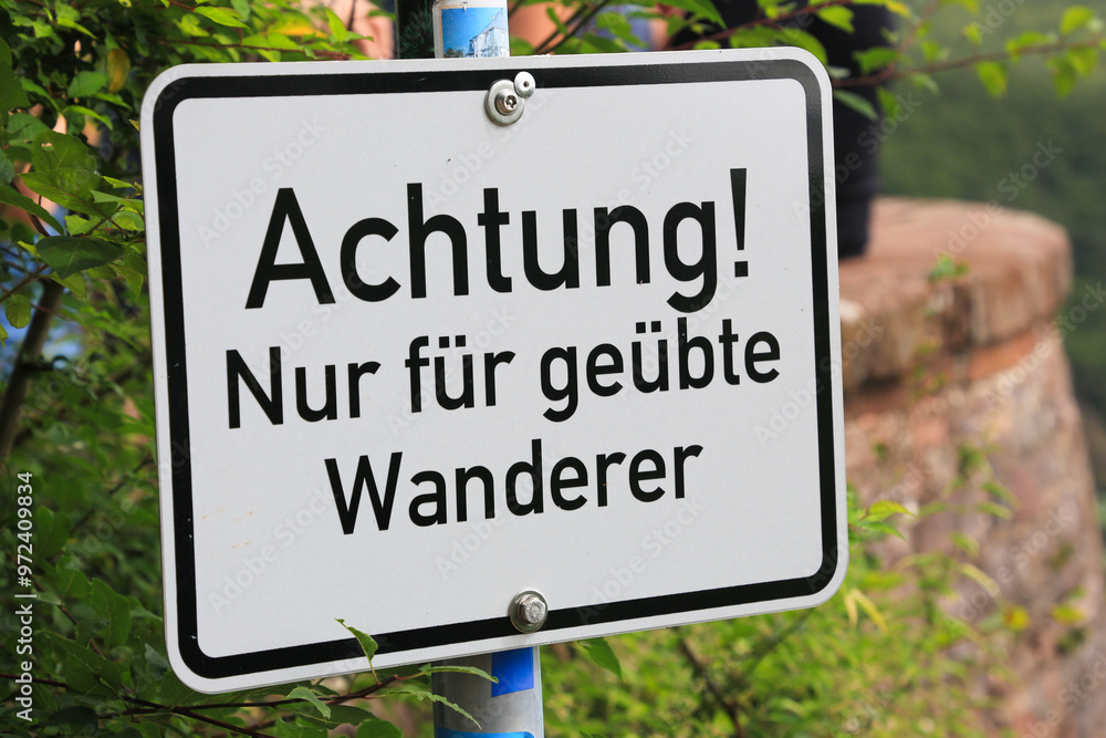 Schild: Achtung nur für geübte Wanderer Schild: Achtung nur für geübte Wanderer