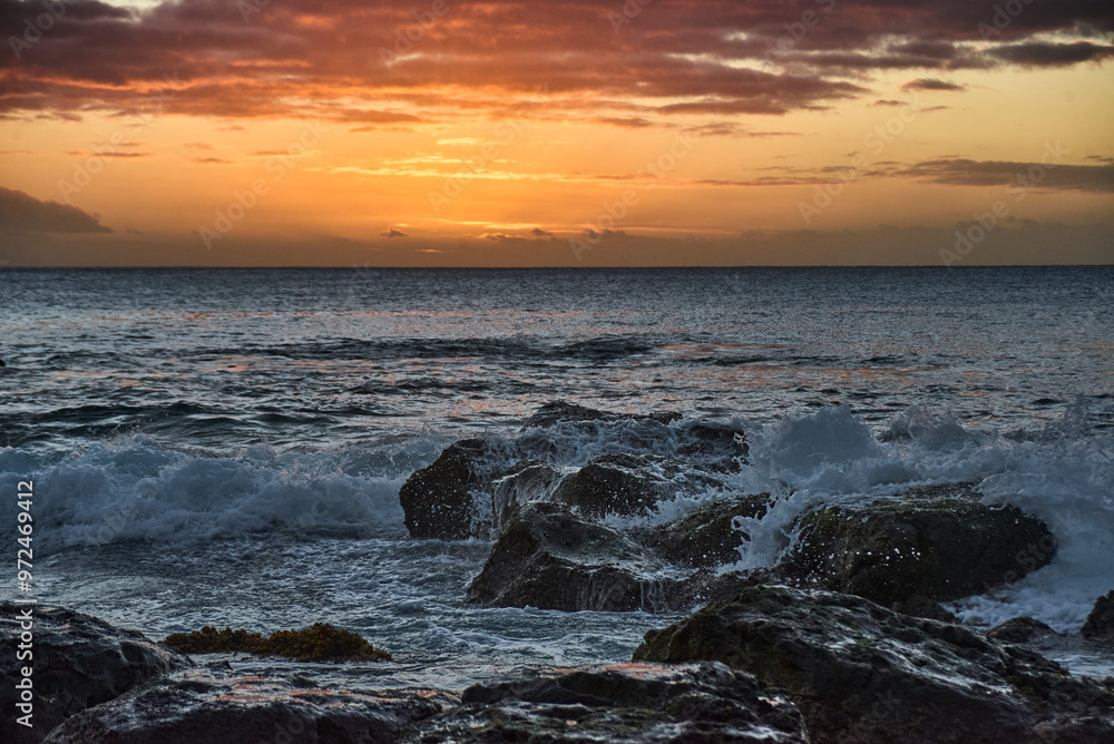 Fototapeta premium Beautiful sunset over the ocean