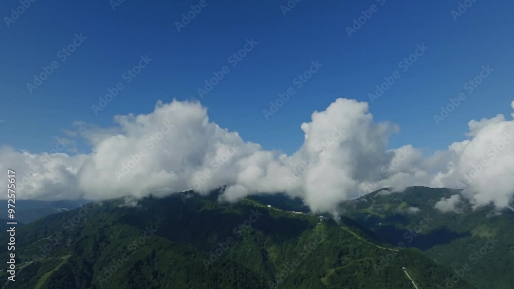 ドローン映像:青空の下、山を覆う大きな雲 ドローン映像:青空の下、山を覆う大きな雲