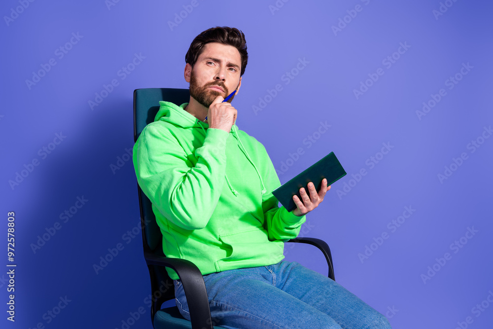 Photo of handsome young guy sit armchair notebook midned therapist dressed stylish green garment isolated on violet color background Photo of handsome young guy sit armchair notebook midned therapist dressed stylish green garment isolated on violet color background