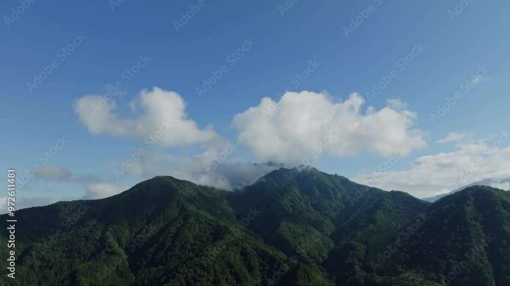 ドローン映像:青空の下、山を覆う大きな雲 ドローン映像:青空の下、山を覆う大きな雲