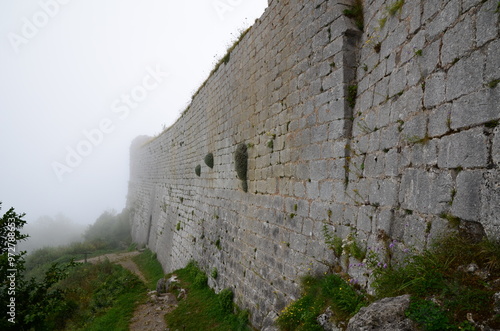 REMPART DANS LE BROUILLARD DU CHÂTEAU CATHARES DE MONTSEGUR XIII éme SIÈCLE.