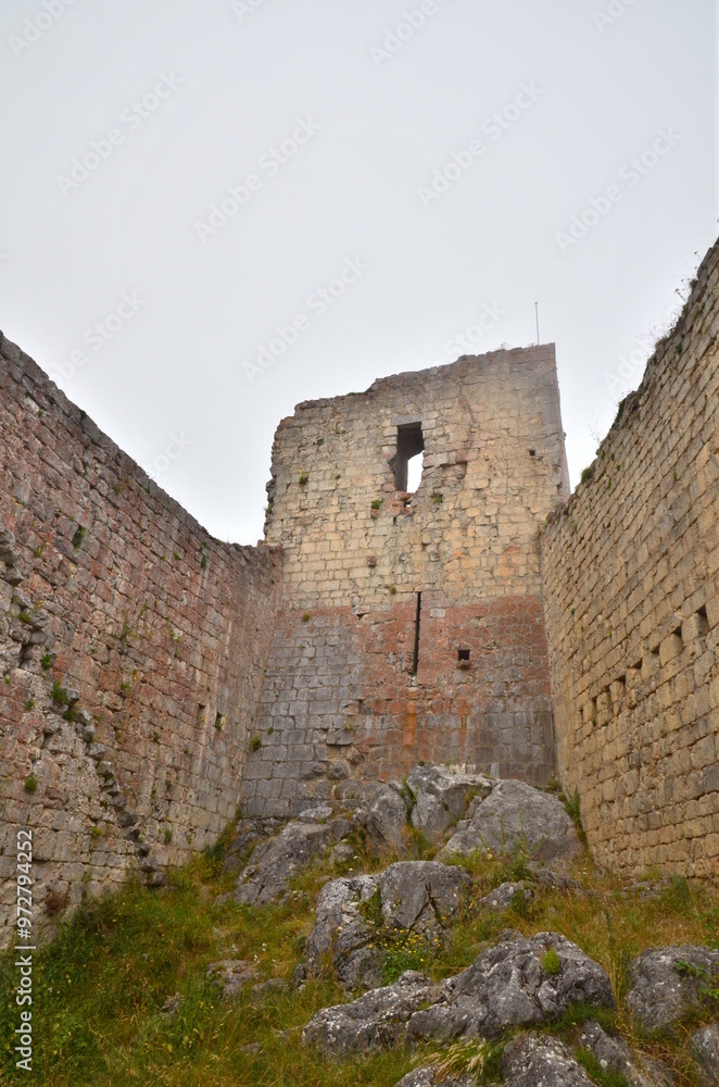 VESTIGE DU DONJON DU CHÂTEAU CATHARES DE MONTSEGUR XIII éme SIÈCLE VESTIGE DU DONJON DU CHÂTEAU CATHARES DE MONTSEGUR XIII éme SIÈCLE