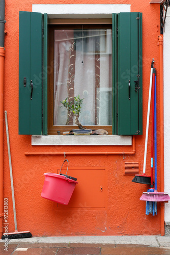 buntes Fenster mit Geräten zum Hausputz