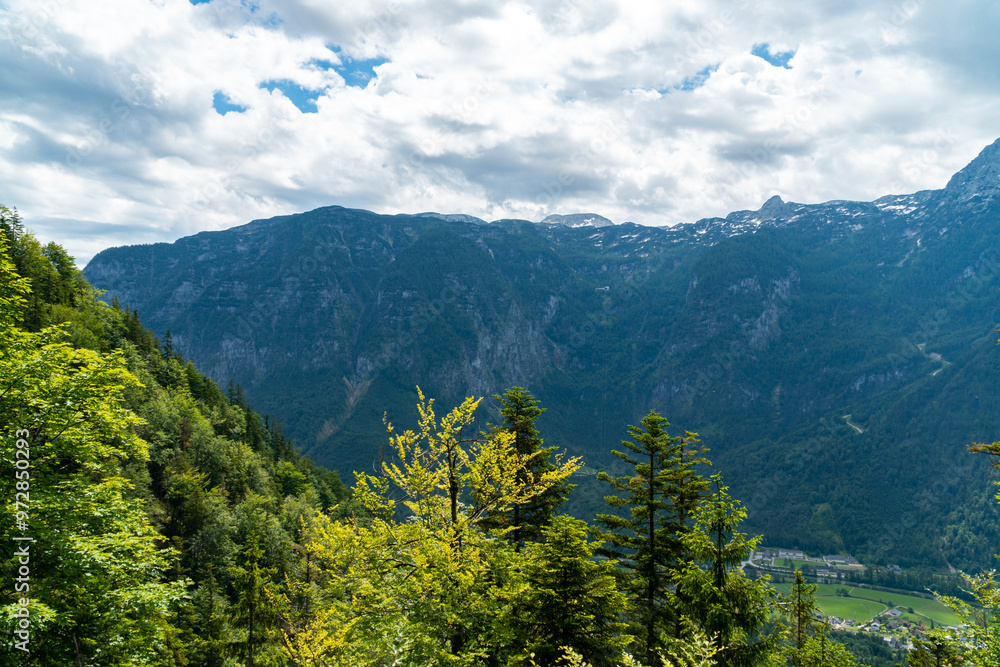 Fototapeta premium Bergpanorama Dachstein Krippenstein am Hallstätter See, Obertraun im Sommer Salzkammergut