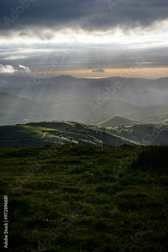 Couché du soleil sur les montagnes du Pays basque en France avec des rayons de soleil et de belles couleurs