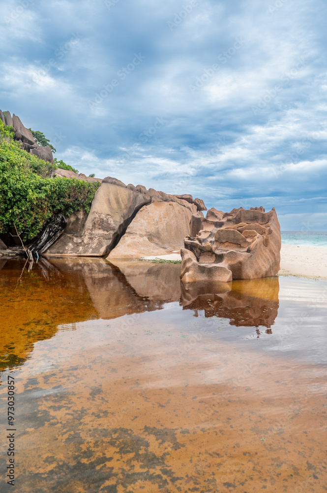 Naklejka premium rocks on the beach