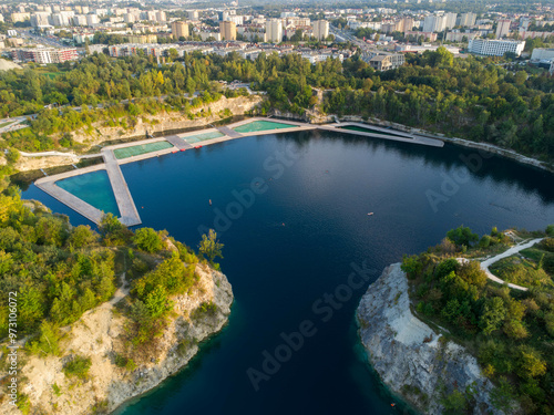 Zalew Zakrzówek, skałki Twardowskiego, Kraków, widok z góry, dronem