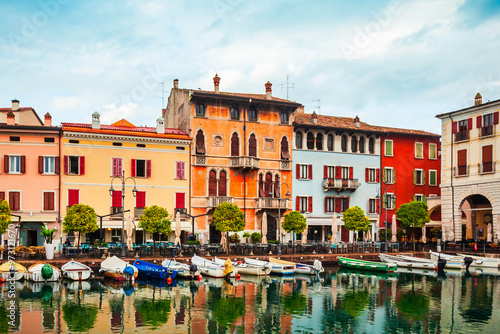 Obraz na płótnie Port in Desenzano del Garda w salonie