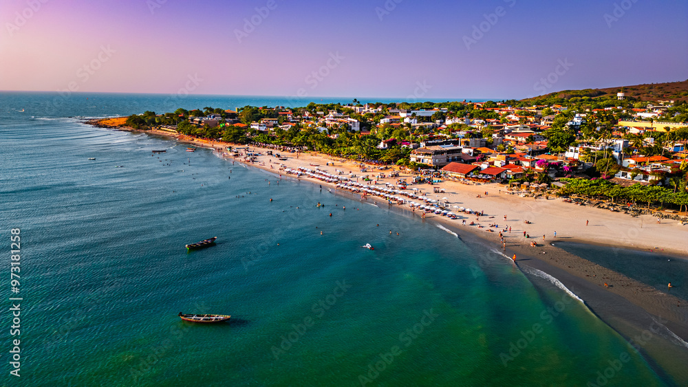 Fototapeta premium Parque Nacional Jericoacoara Jeri Ceará Natureza Dunas Paisagens Praia Areia Oceano Pôr do Sol Costeiro Tropical Ondas Nordeste Brasil Flora Lagoas Vento Surf Luz Sol Aventura Turismo Deserto Drone