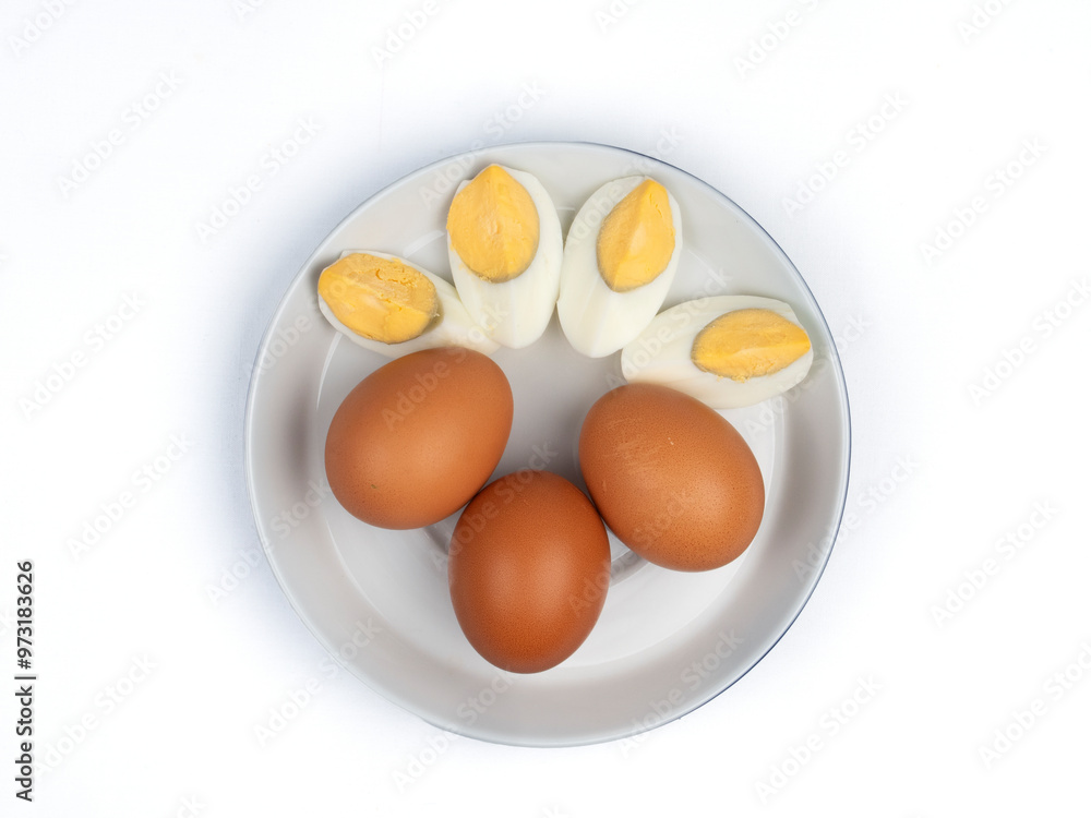 Huevos duros en un plato sobre fondo blanco Huevos duros en un plato sobre fondo blanco