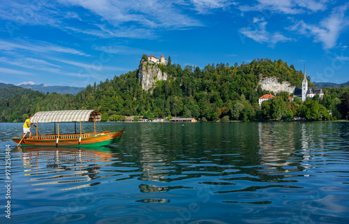 Urlaub in Slowenien, Bled: der Bleder See mit der Burg und traditionelles Boot Pletna