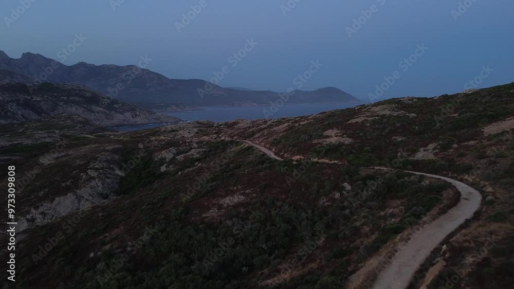 Luftbild leerer Wanderwege auf Korsika an der Küste zum Meer Luftbild leerer Wanderwege auf Korsika an der Küste zum Meer