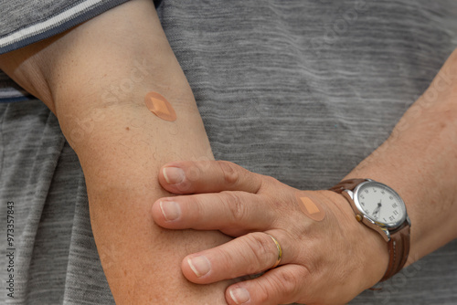 Φωτογραφία Blood Test: Round adhesive medical sticking plaster dressing on man's arm and ha