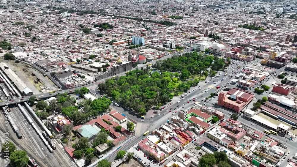 Recorrido visual aéreo de un paisaje urbano en San Luis Potosí, México. Recorrido visual aéreo de un paisaje urbano en San Luis Potosí, México.