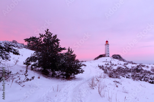 Leuchtturm Dornbusch auf der Ostseeinsel Hiddensee im Winter.