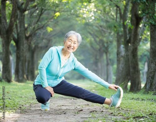 準備運動するシニア女性 photo