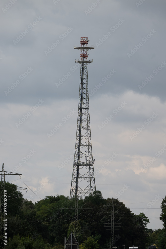 Richtfunkmast an einer Landstrasse bei bewoelktem Himmel Richtfunkmast an einer Landstrasse bei bewoelktem Himmel