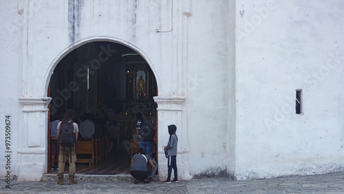 Gente esperando afuera de iglesia de San Andrés de la Cal photo