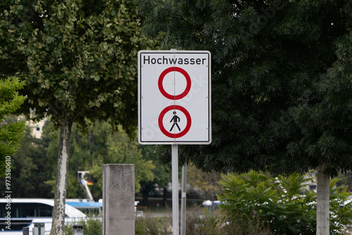 Verkehrsschild Hochwasser-Warnung mit Durchgangsverbot photo