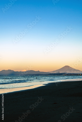 【神奈川県】藤沢・鵠沼海岸の朝の静寂と富士山