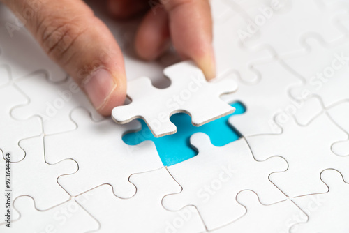 Quadro su tela Hand put the last piece of jigsaw puzzle to complete the mission