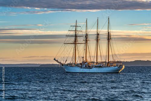 Foto Chilean Navy's instruction sailboat Esmeralda anchored in the bay of Puerto Mont