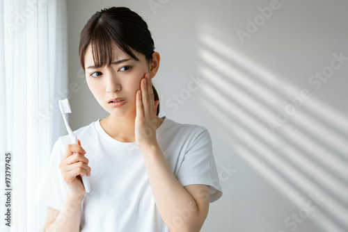 歯痛に悩む若い日本人女性 photo