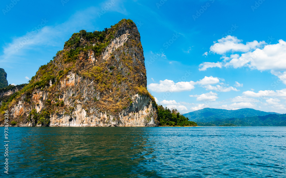 Obraz premium Tropical rainforest Mountain peak in Thailand, Beautiful archipelago islands Thailand Scenic mountains in the lake in Khao Sok National Park, Amazing nature landscape