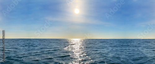 Obraz na płótnie 真夏の太陽とキラキラと光る海景色