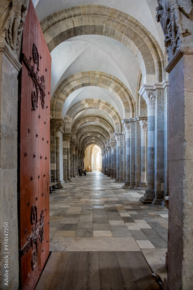Obraz premium La Basilique Sainte-Marie-Madeleine de Vézelay