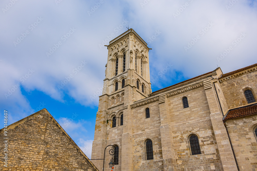 La Basilique Sainte-Marie-Madeleine de Vézelay La Basilique Sainte-Marie-Madeleine de Vézelay