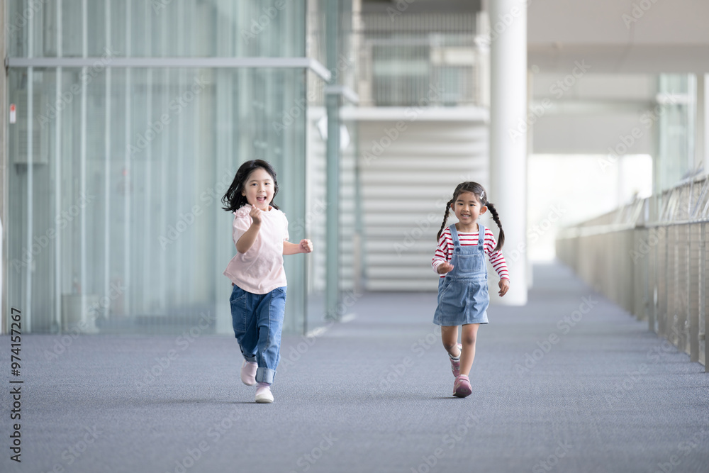 学校の校舎を走る、歩く子供たちクラスメイトのイメージ 学校の校舎を走る、歩く子供たちクラスメイトのイメージ